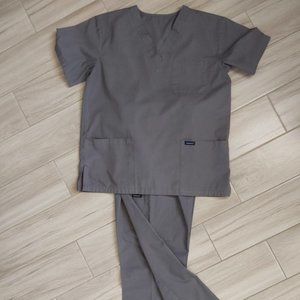 Dagacci NWOT Charcoal Gray Short Sleeve V-neck 2pc Scrub Set.  Size M